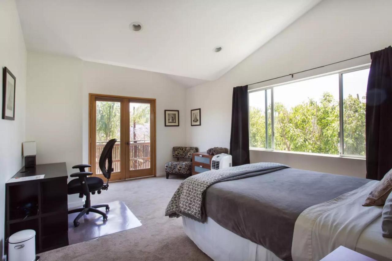 Quarto com Cama Queen-size, Vista e 2 Banheiros Compartilhados