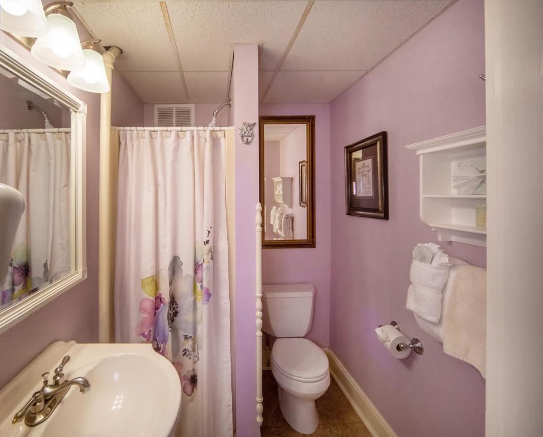 Queen Room External Private Bathroom