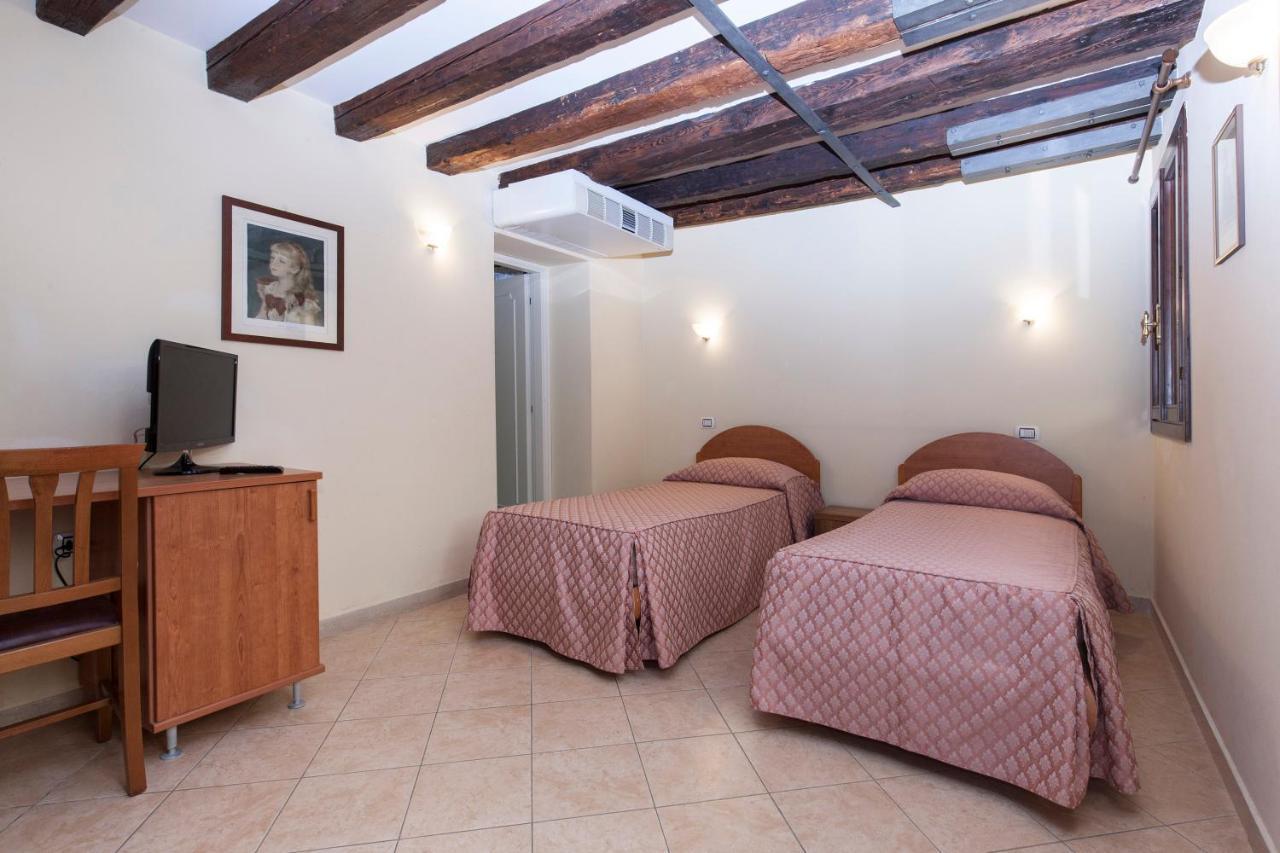 Budget Double or Twin Room,1062706690:JPEG