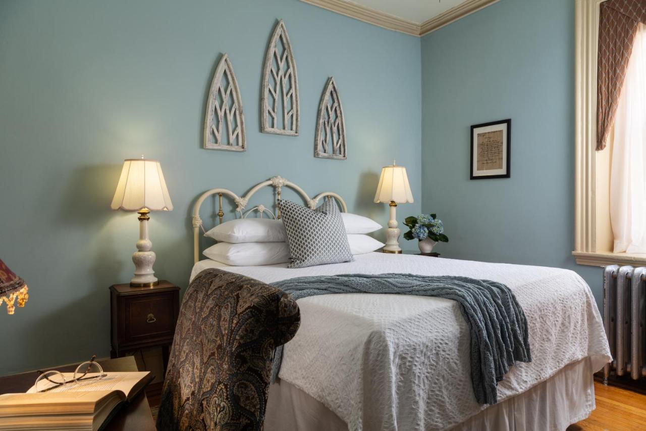 Queen Room Garden View