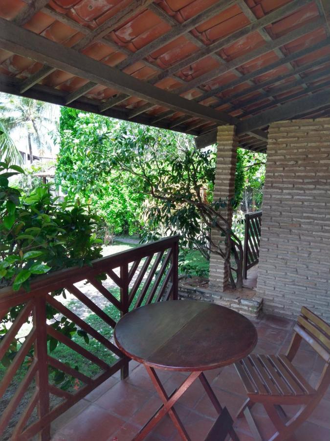 Quarto com Cama King-size e Vista da Piscina