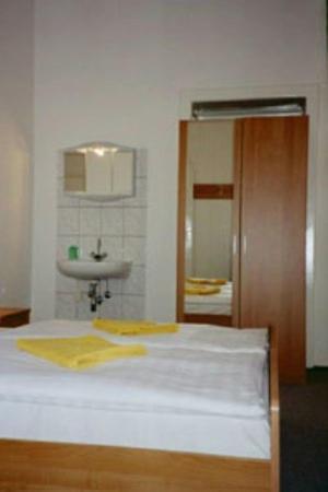 Deze driepersoonskamer heeft een gedeelde badkamer.
