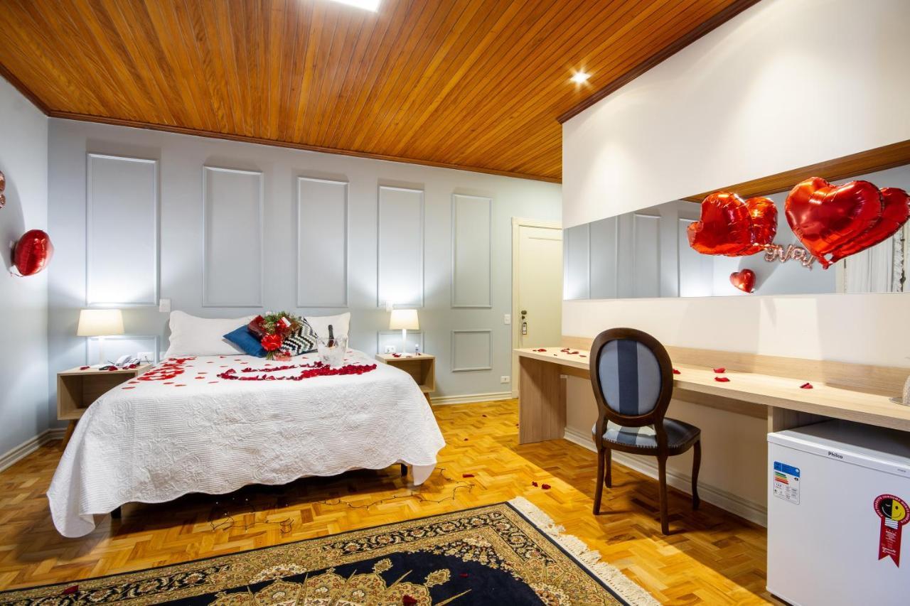 Quarto com Cama Queen-size e Banheira de Hidromassagem