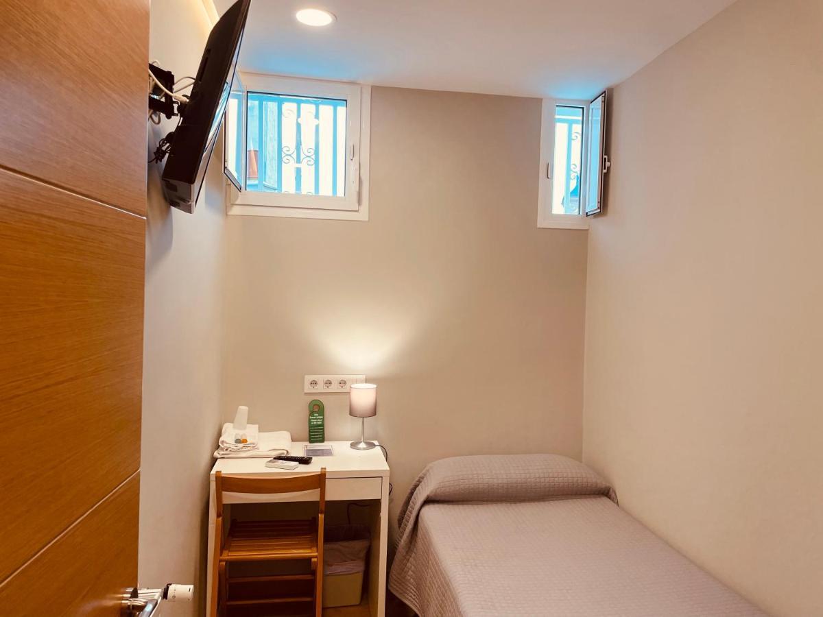 Single Room with Shared Bathroom,1318183636:JPEG