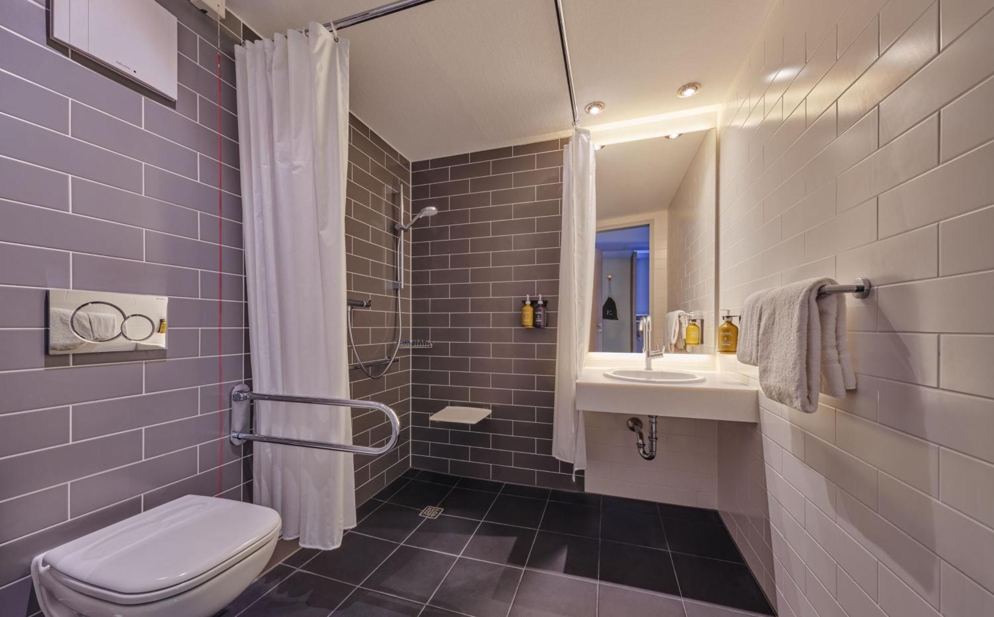 Standard Queen Room Accessible