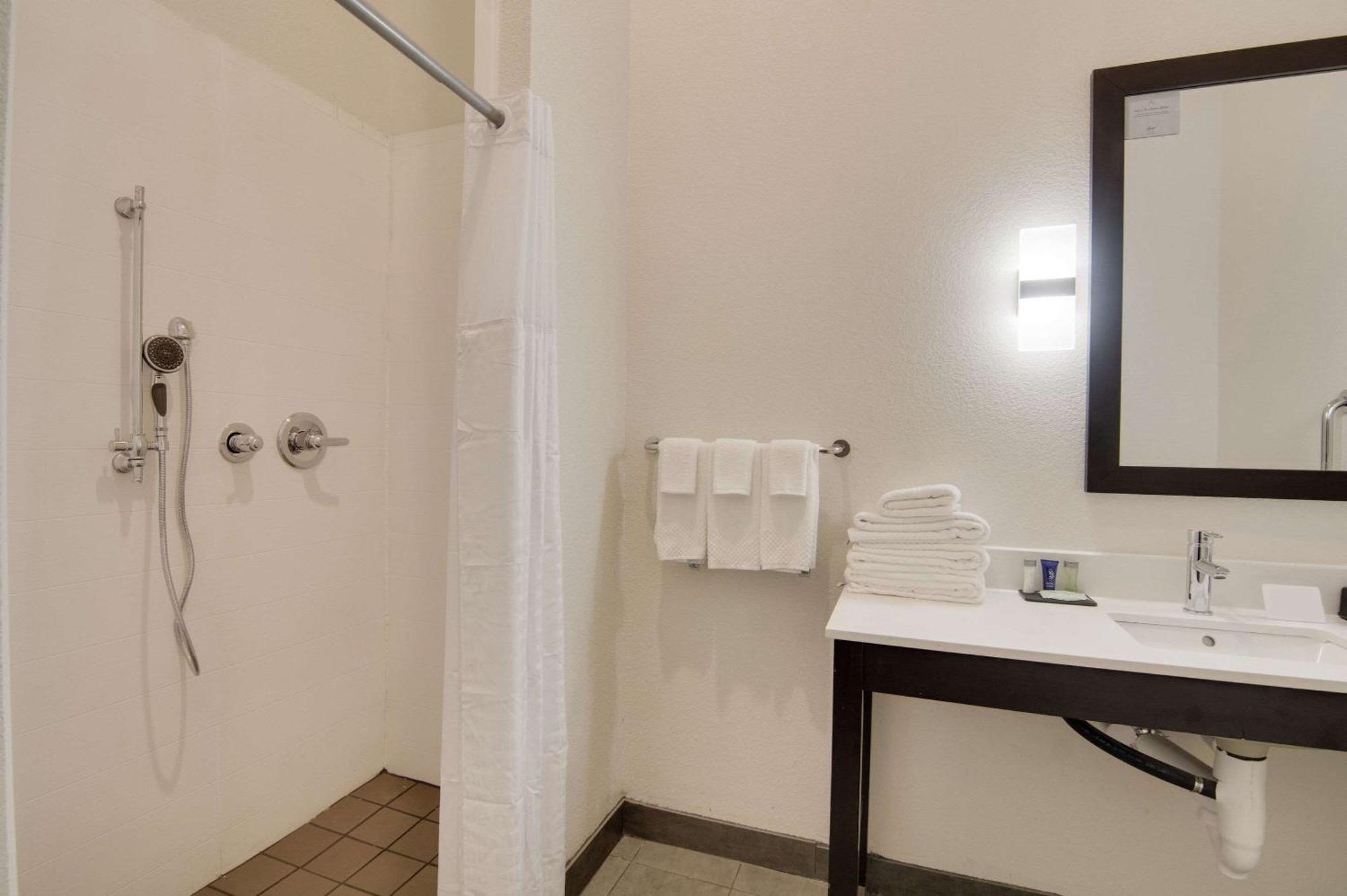 Quadruple Room with Two Queen Beds - Disability Access/Non Smoking,1294549825:JPEG