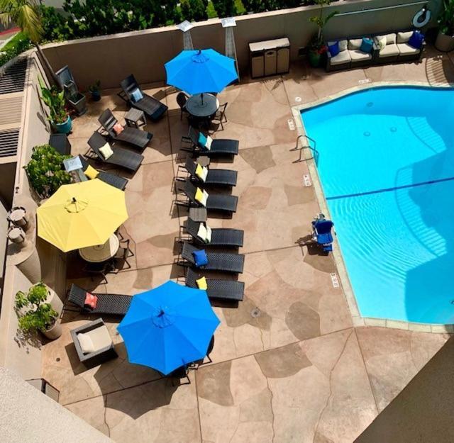 Deluxe Room, 1 King Bed, Balcony, Partial Ocean View,1310425846:JPEG
