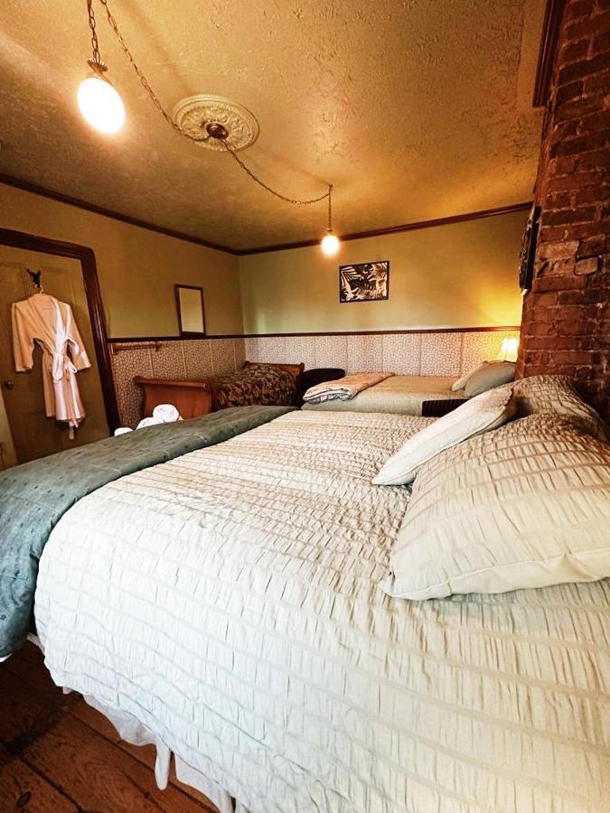 Chambre Lit Queen-Size avec Salle de Bains Commune