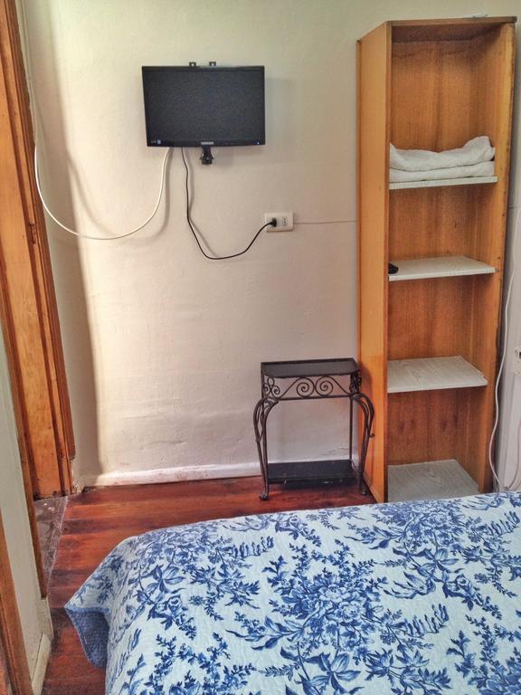 Quarto Duplo Pequeno com Banheiro Privativo