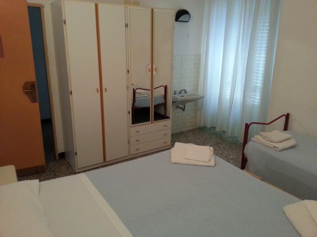 Two Connecting Rooms,717942358:JPEG