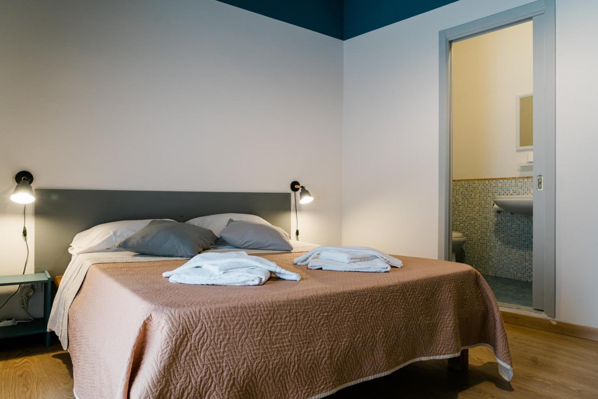 Deluxe Double Room with Balcony,1498964599:JPEG