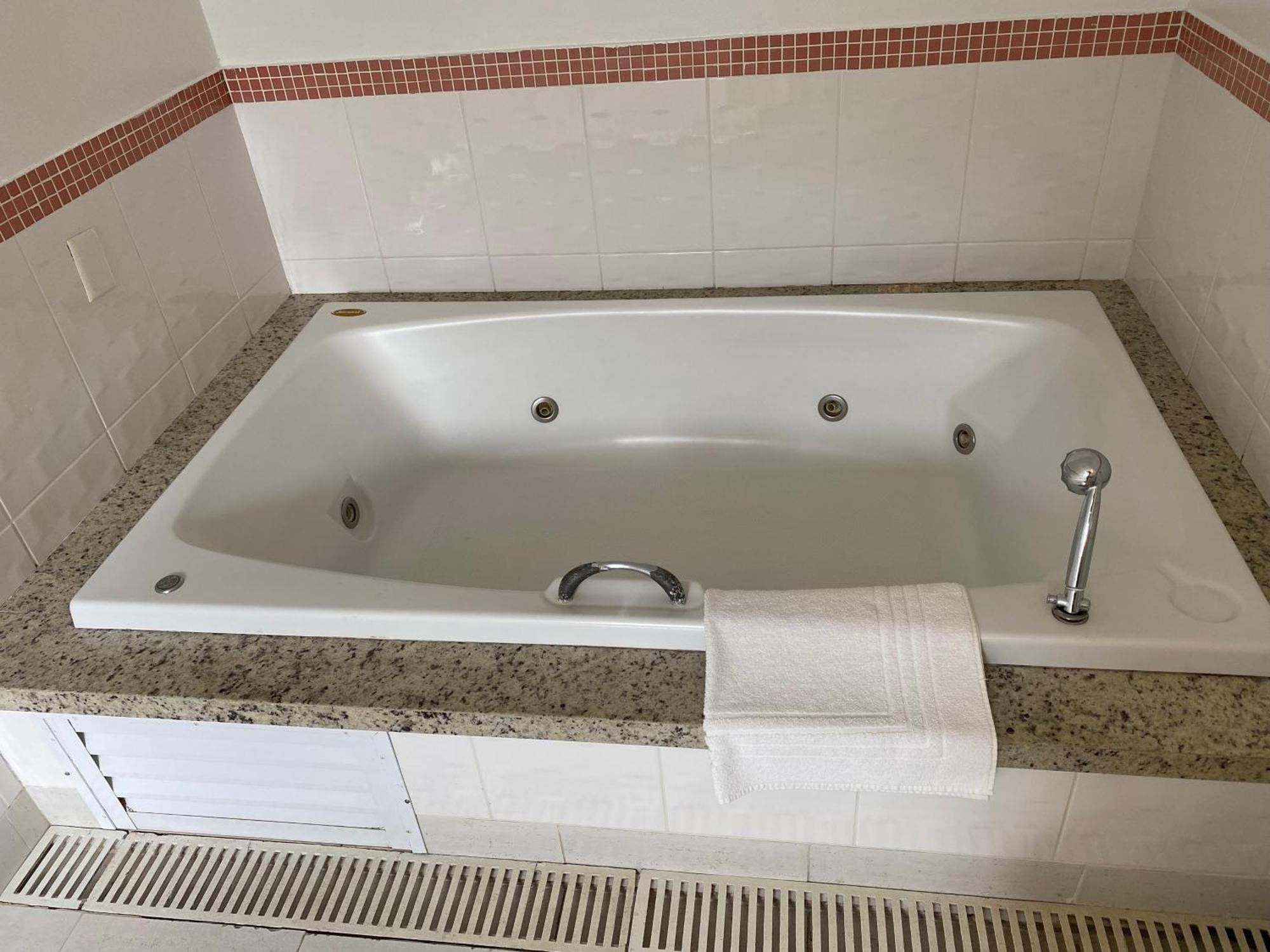 Suite Hot Tub Children not allowed