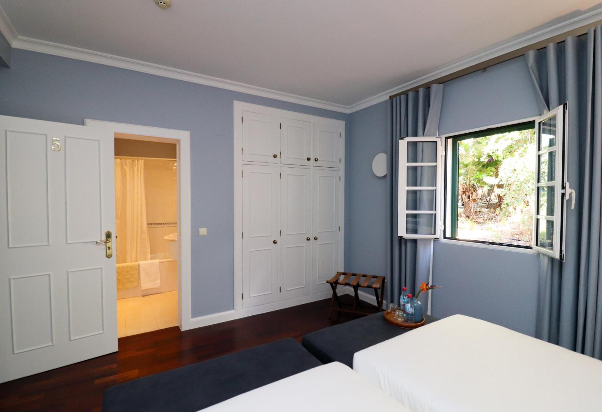 Quarto Twin com Vista Jardim