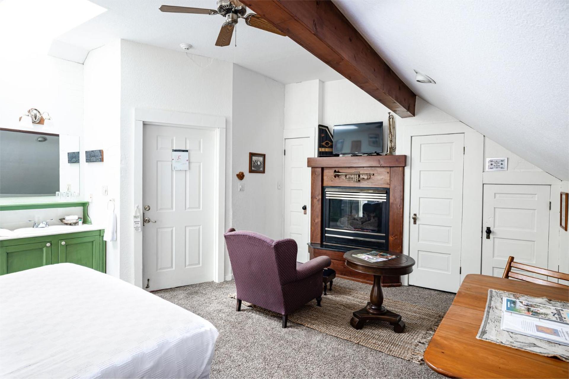 Double Room 1 Queen Bed