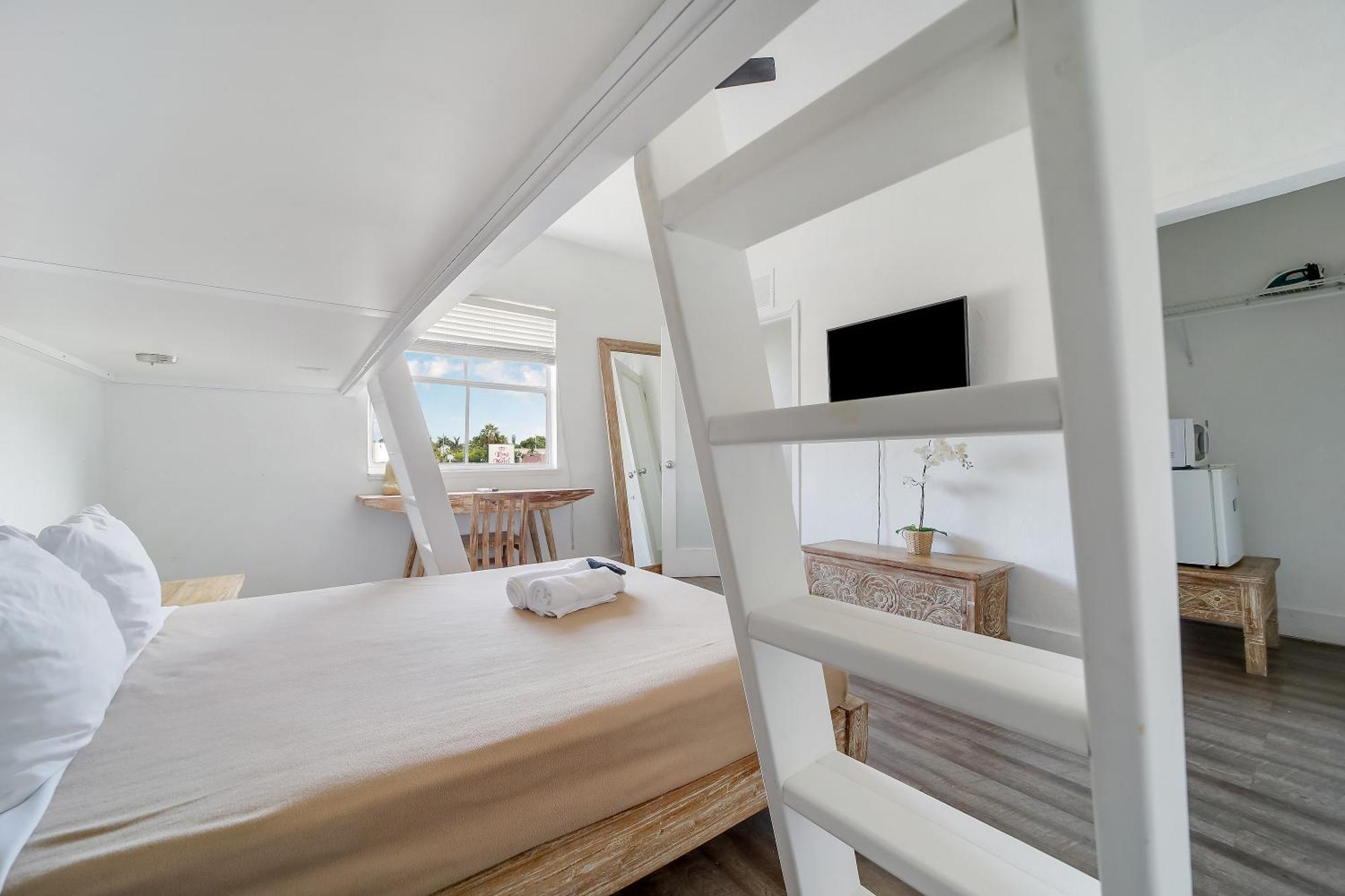 Family Room Queen Bed Two Twin Beds Self Check