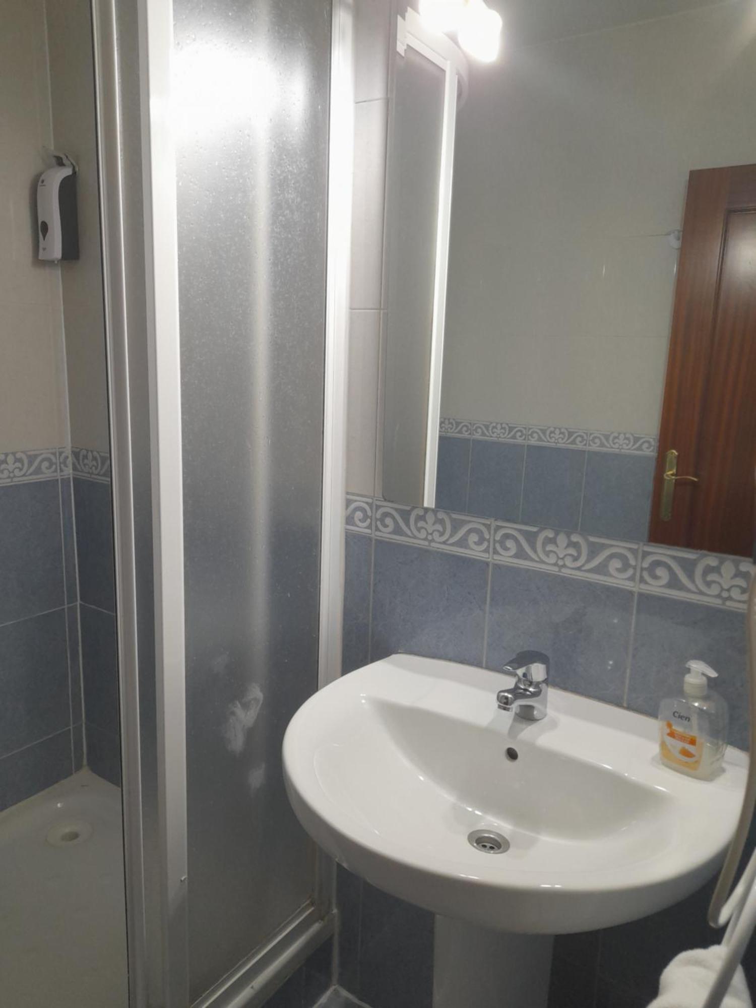 Habitación Individual Económica con baño compartido
