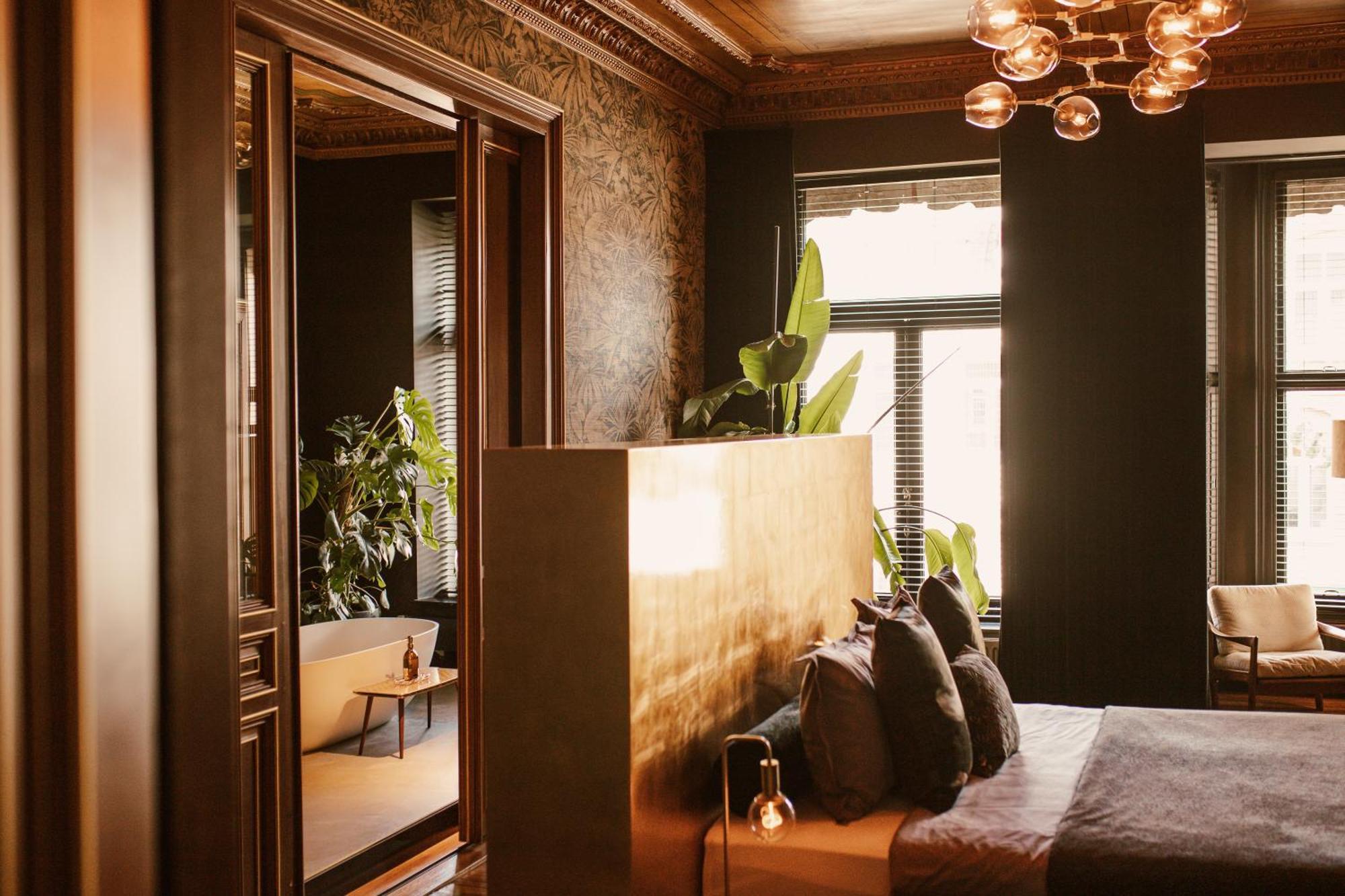 Deluxe Queen Suite