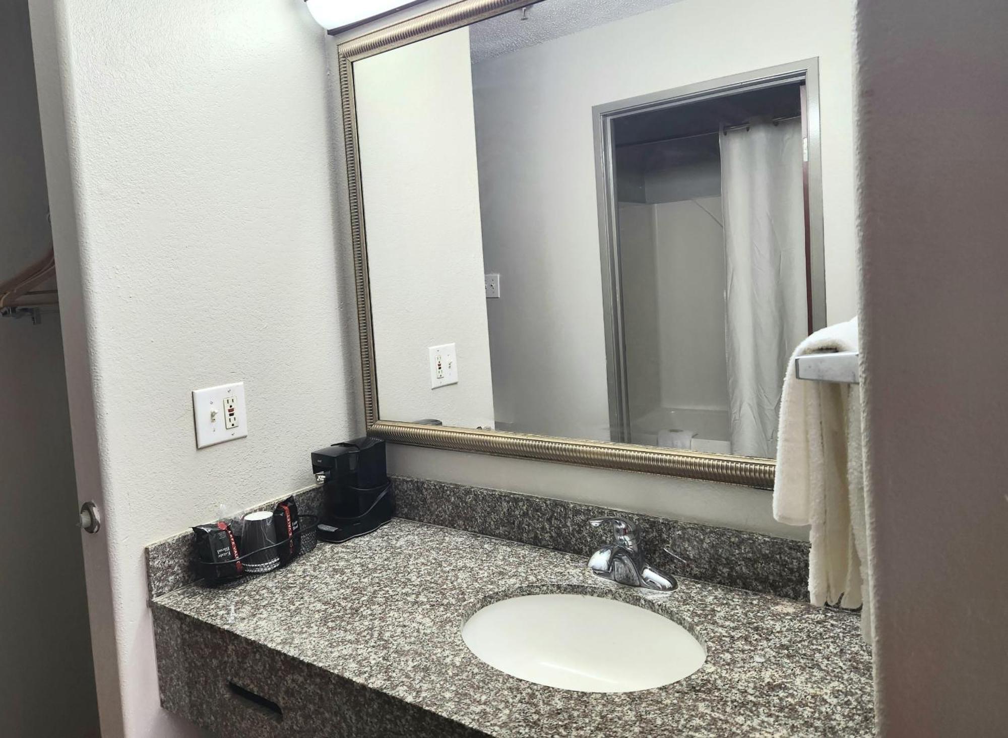 King Room Mobility Access Bathtub Grab Bars Non-Smoking