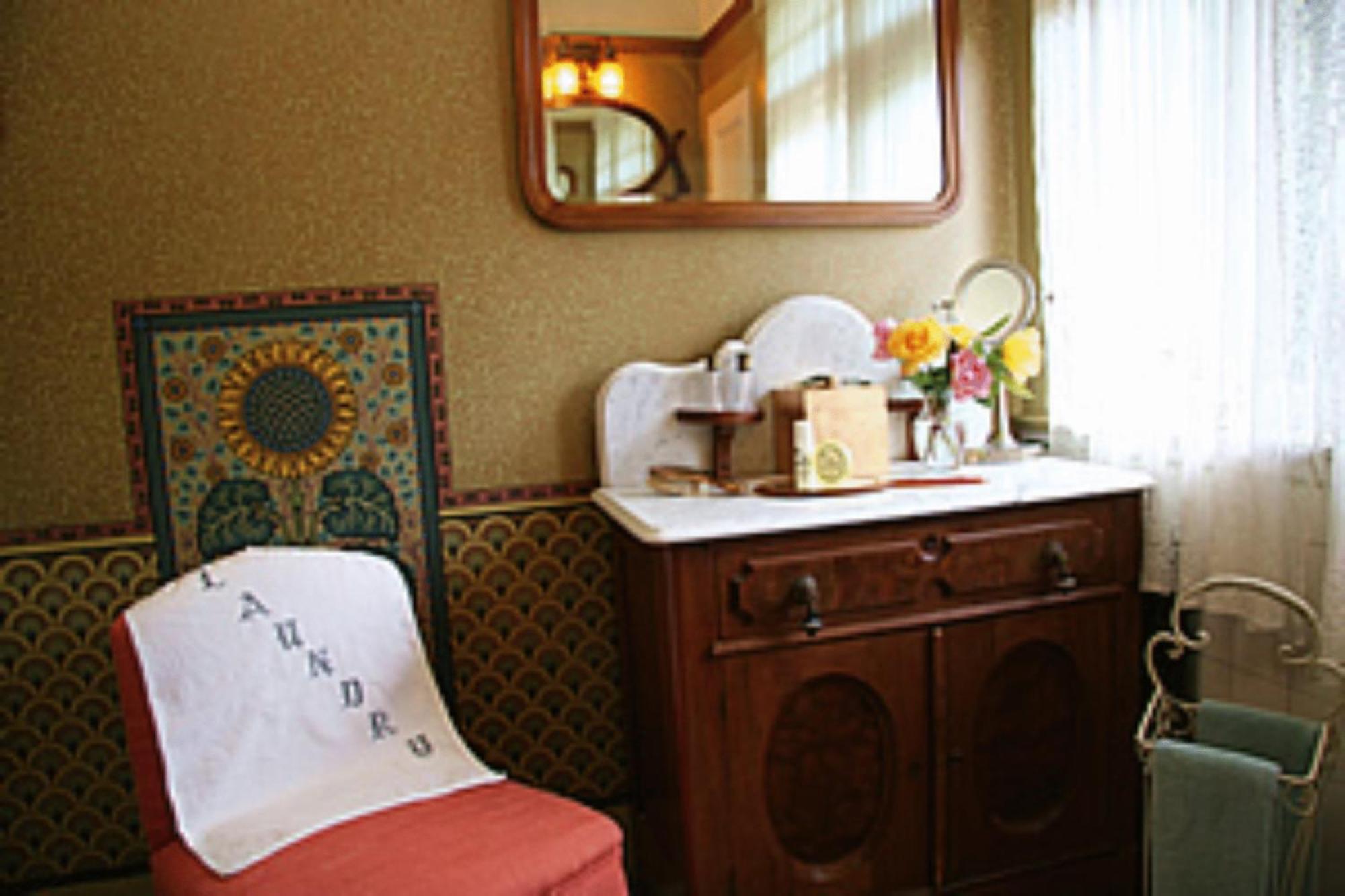 Queen Room Ocean View Detached Bathroom,68076545:JPEG