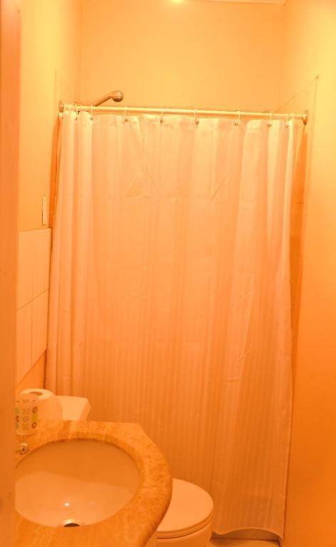 Quarto com Cama de Casal ou 2 de Solteiro e Banheiro Compartilhado