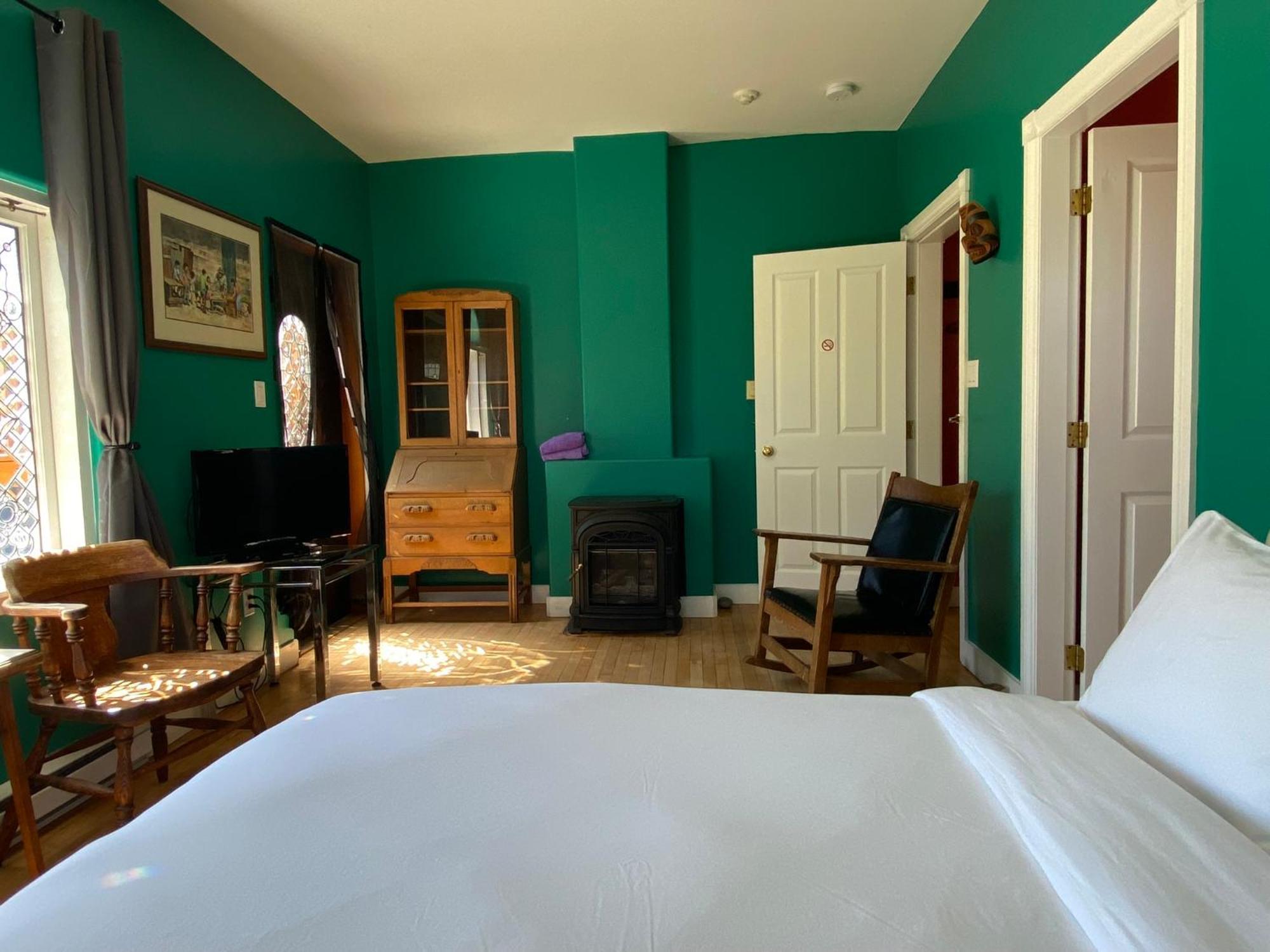 Deluxe Queen Room Village View Top Floor