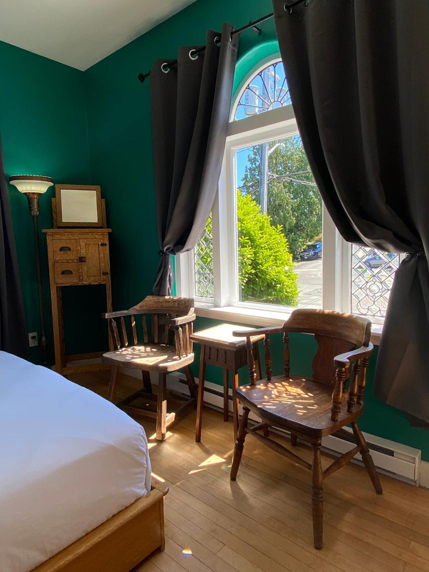 Deluxe Queen Room Village View Top Floor