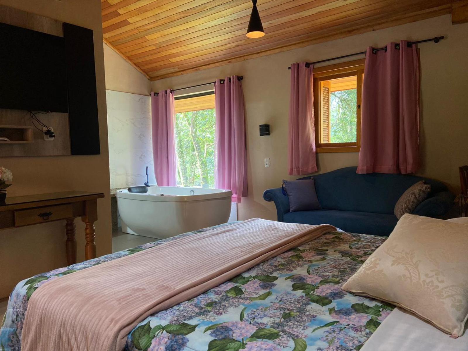 Suite with Hot Tub,1609731956:JPEG