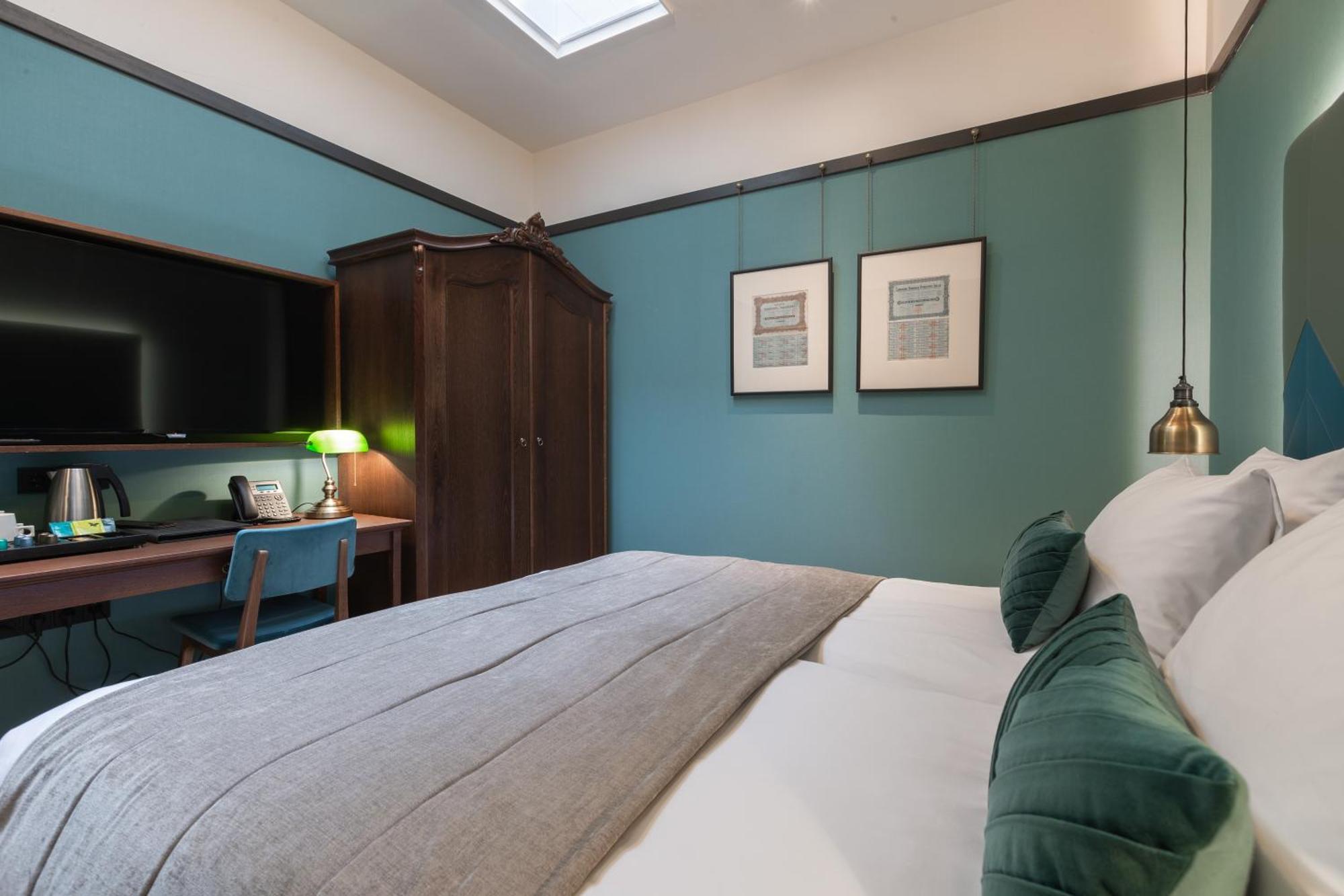Basic Twin Room Skylight No Windows