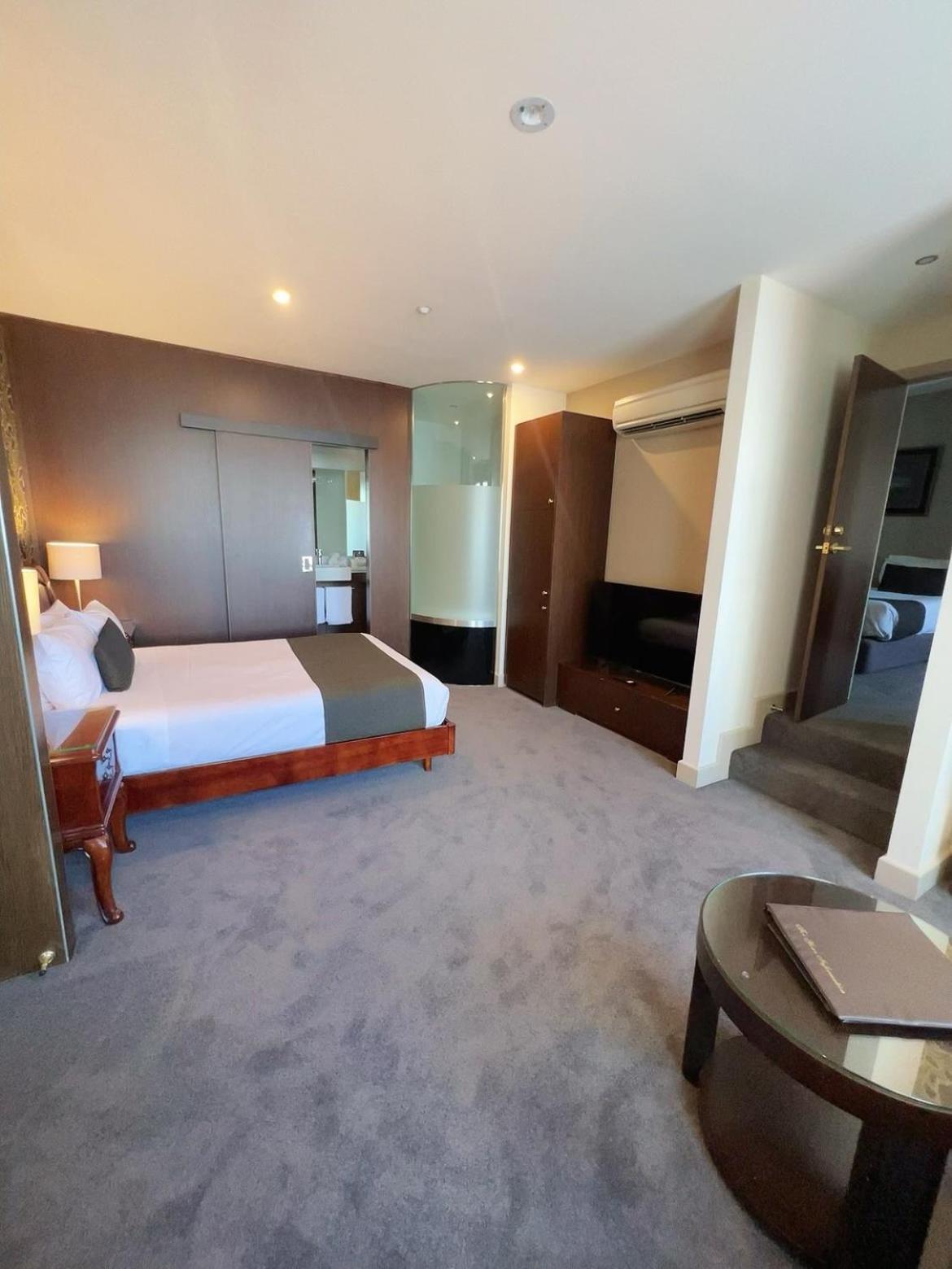 Queen Room One Queen Two Single Beds Non-Smoking,1632250458:JPEG