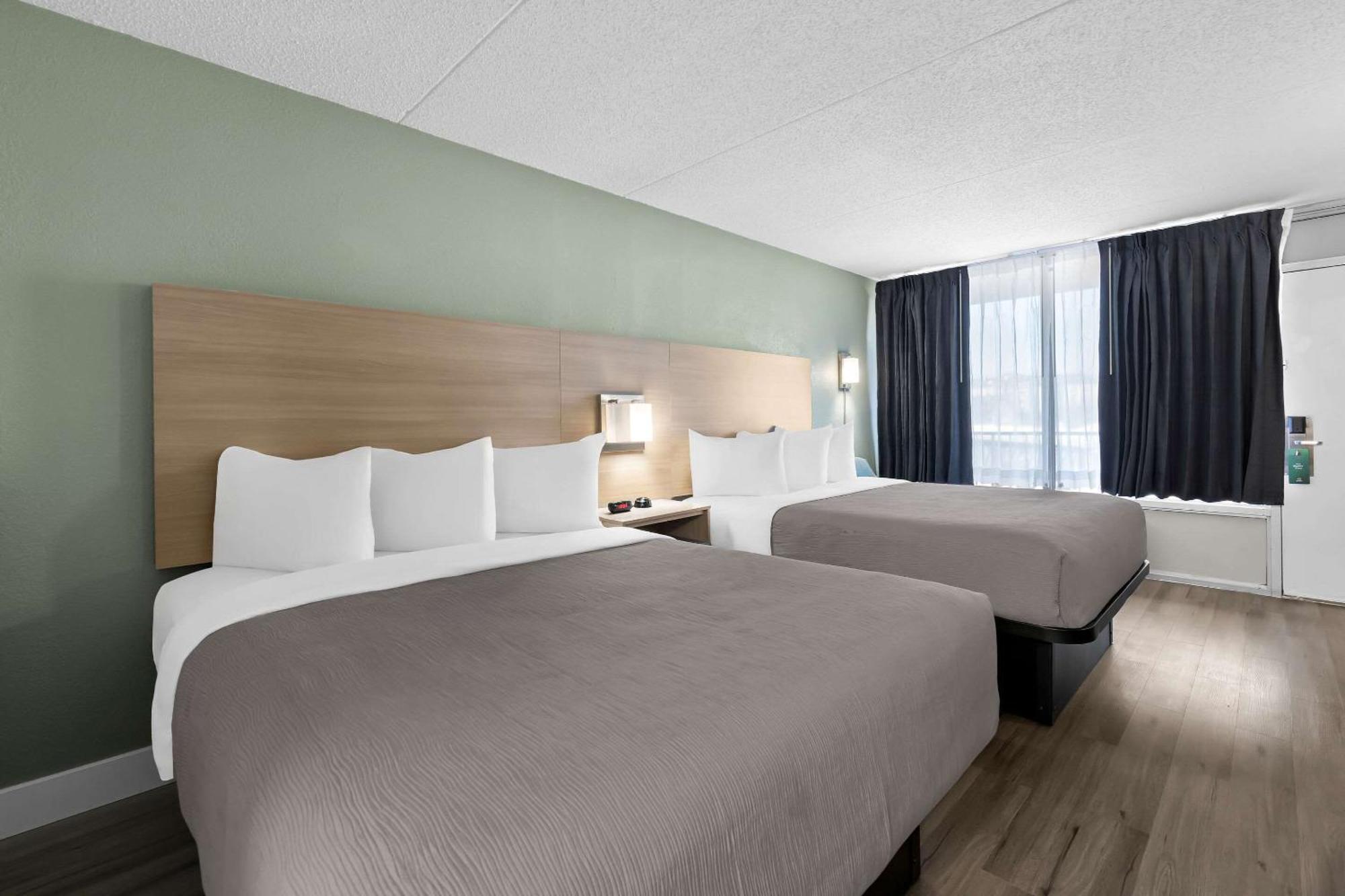 Quadruple Room with Two Queen Beds - Smoking