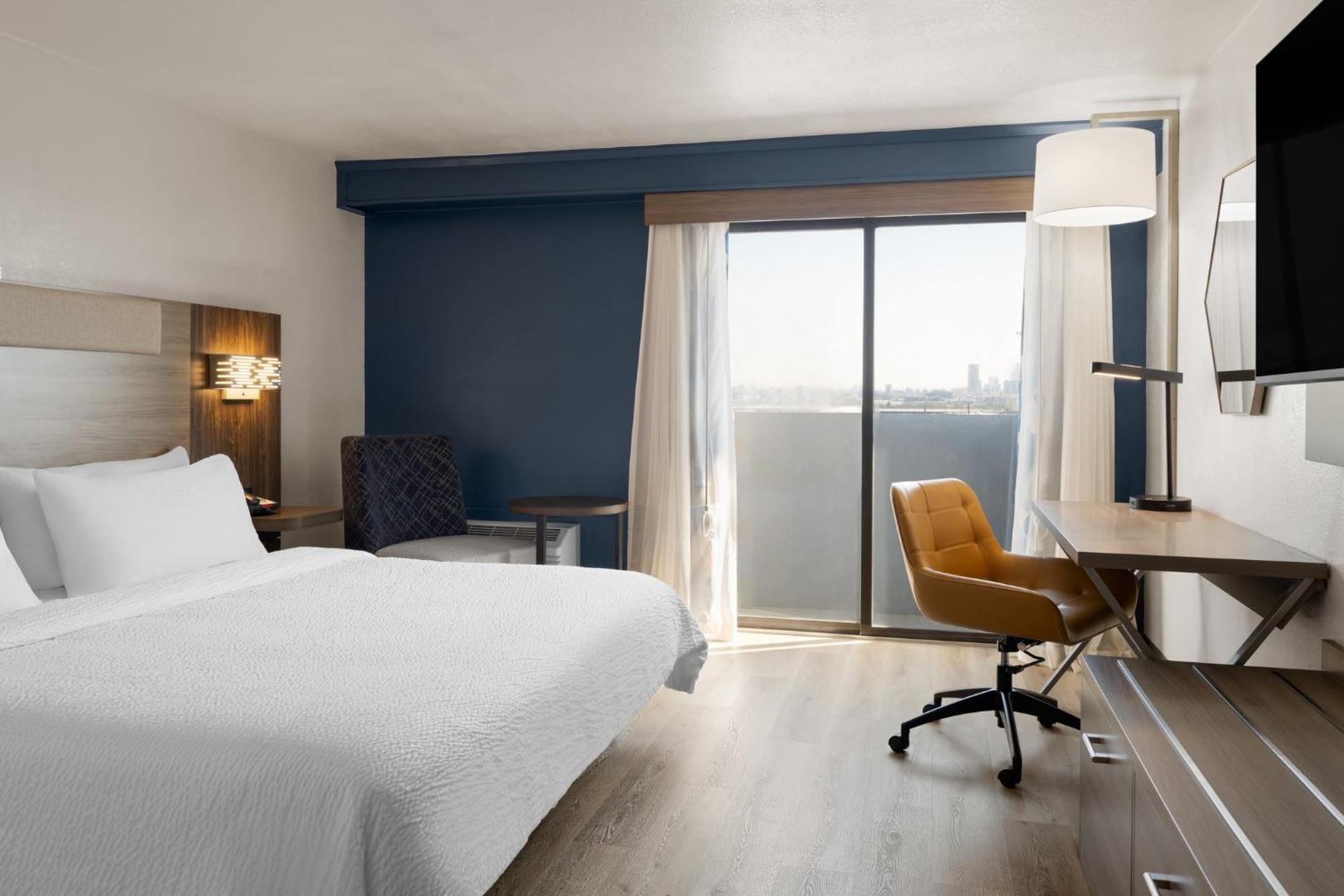 Quarto com Cama King-size - Acessível para Hóspedes com Mobilidade e Capacidade Auditiva Reduzidas