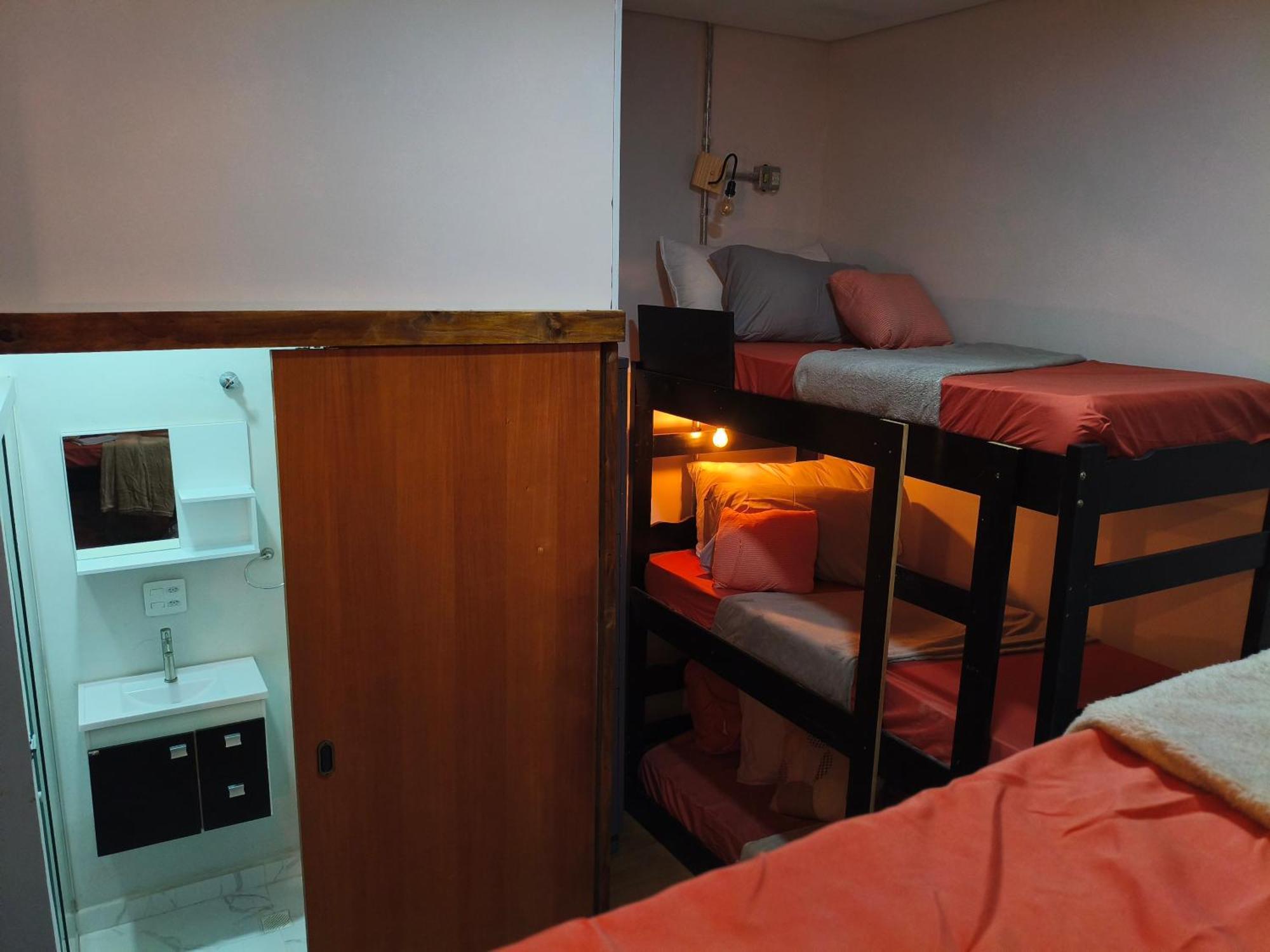 Cama em Dormitório Misto com 6 Camas