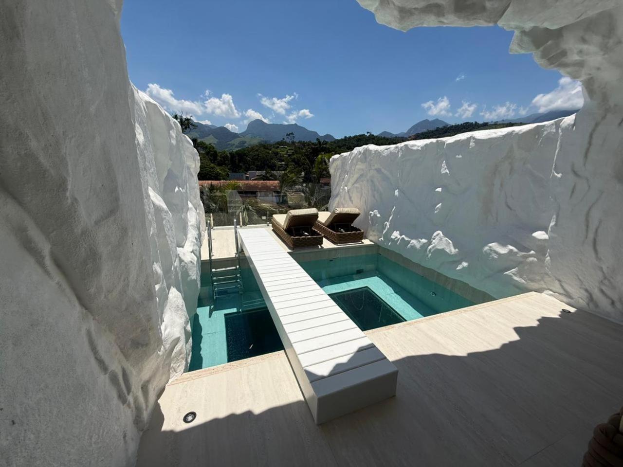 Apartment with Mountain View