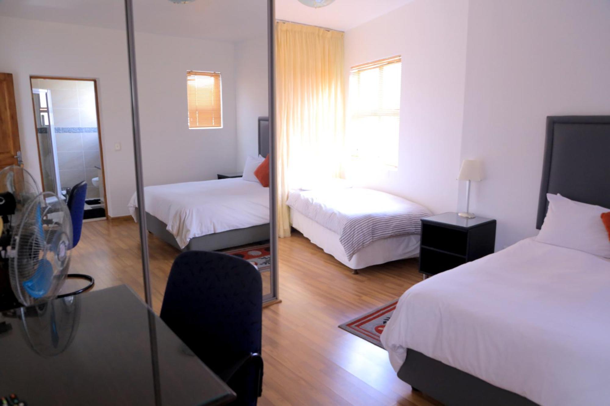Quarto Triplo com Banheiro