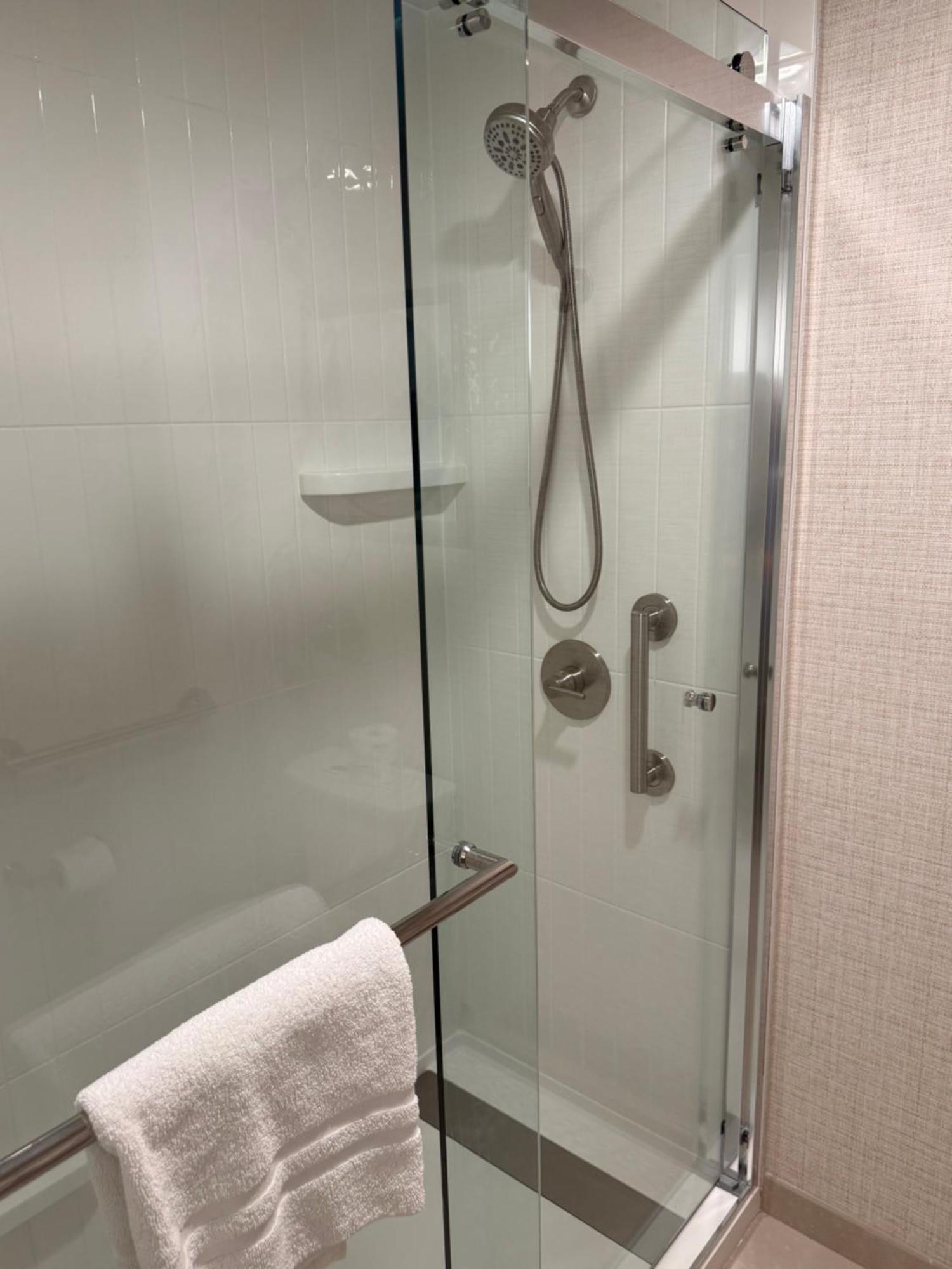 1 Queen Bed Pool View No Balcony
