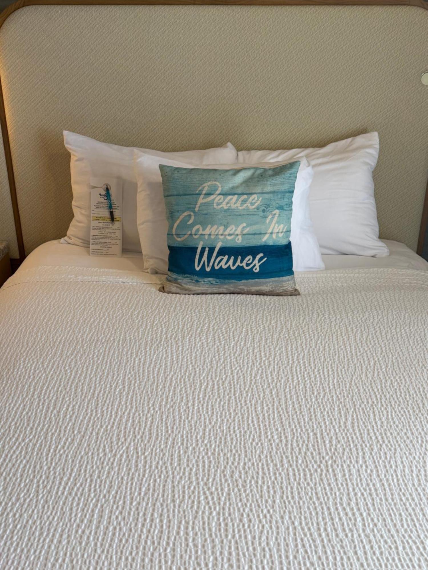 1 Queen Bed Pool View No Balcony