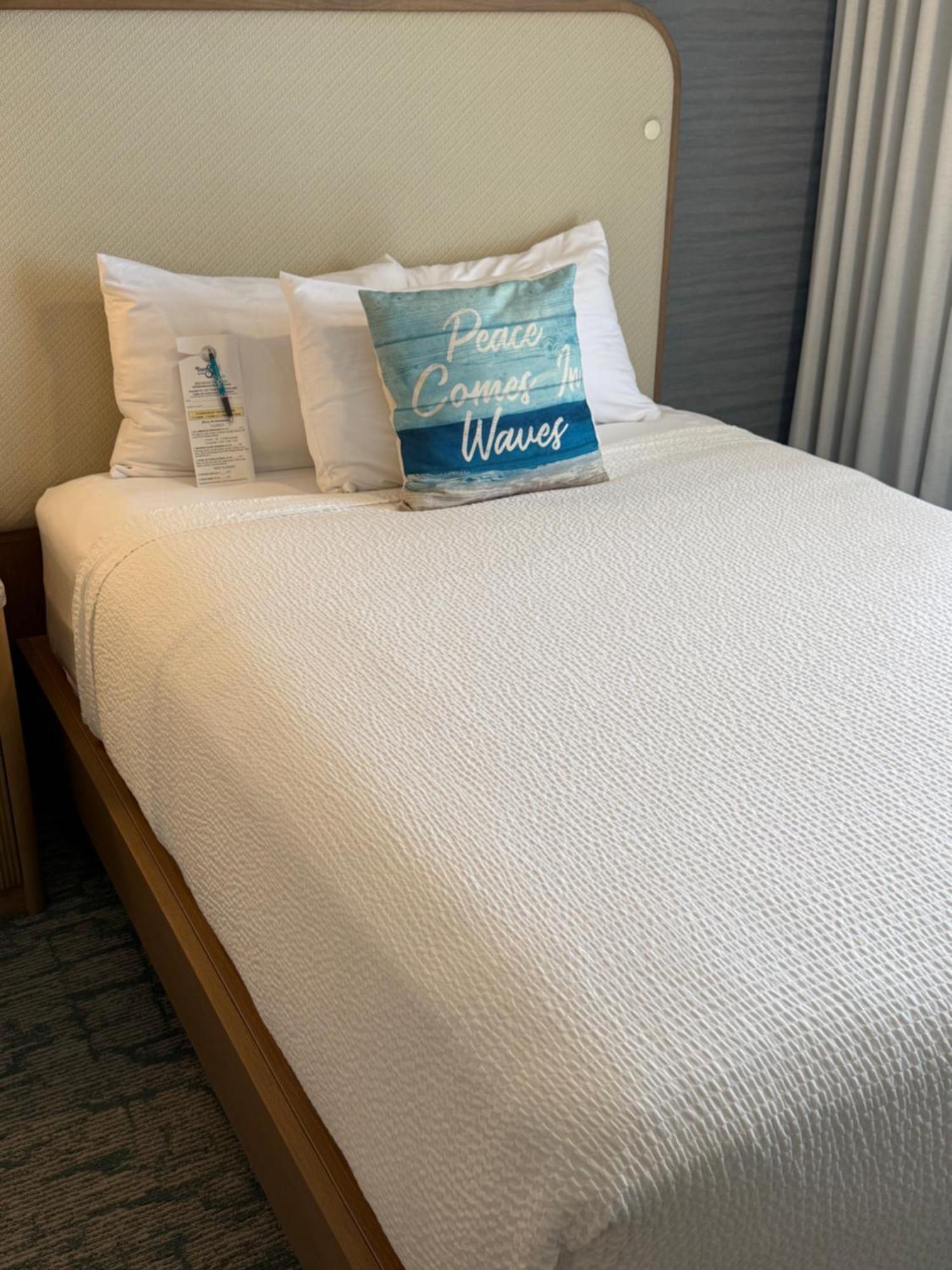 1 Queen Bed Pool View No Balcony