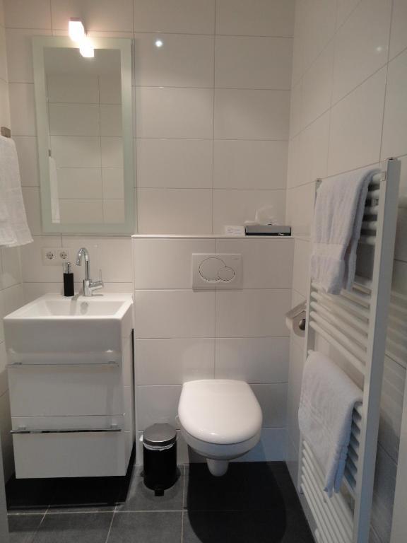 Economy Twin Room Private Bathroom