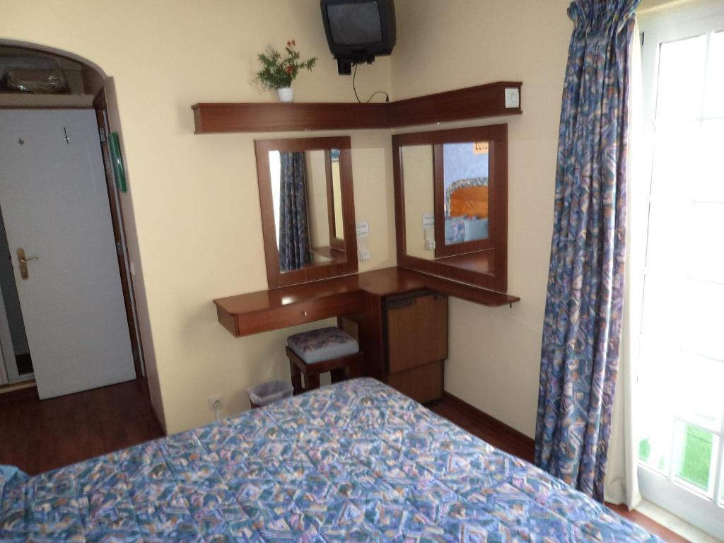 Quarto Duplo com Varanda e Vista Traseira