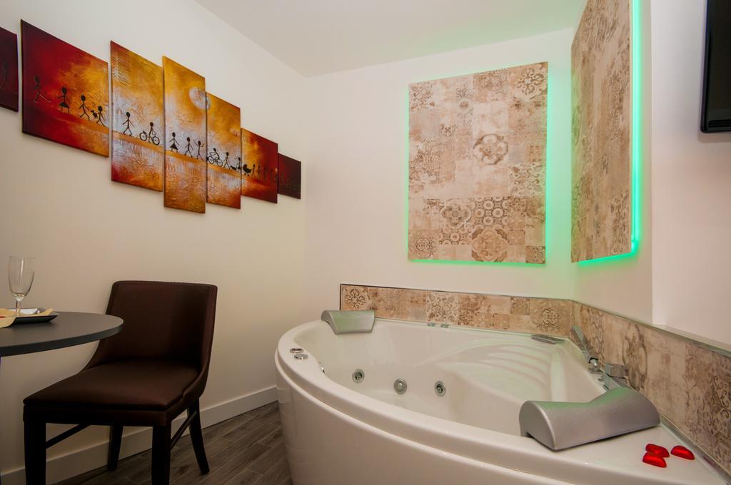 Deluxe Double or Twin Room with Spa Bath,403085331:JPEG