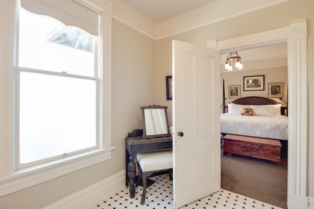 Habitación con cama extragrande y vistas a la ciudad
