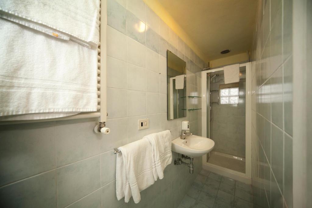 Triple Room En Suite Bathroom
