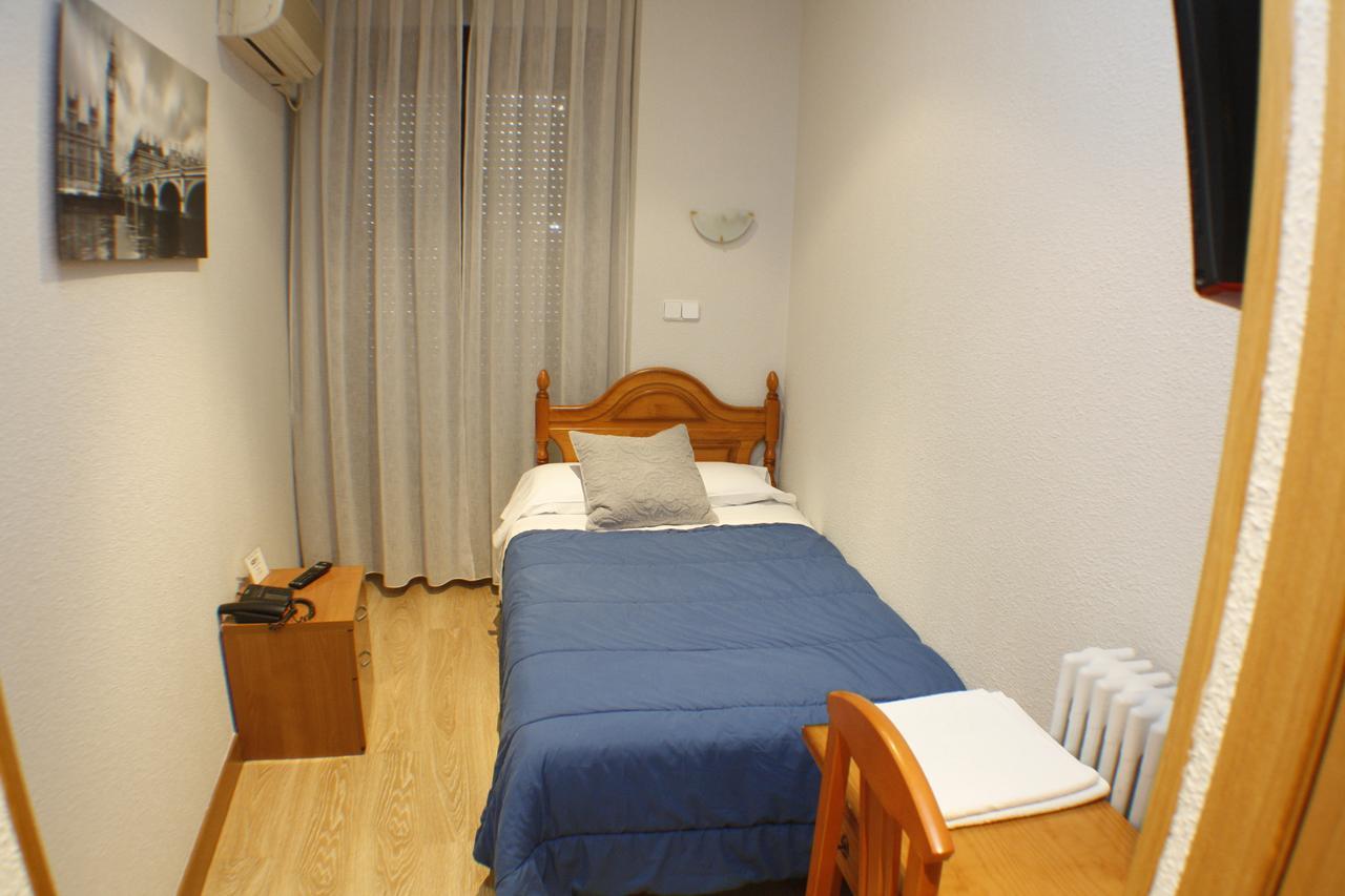 Single Room,549358248:JPEG