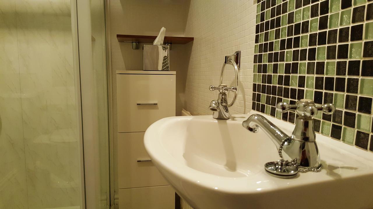 Small Double Room,630721488:JPEG