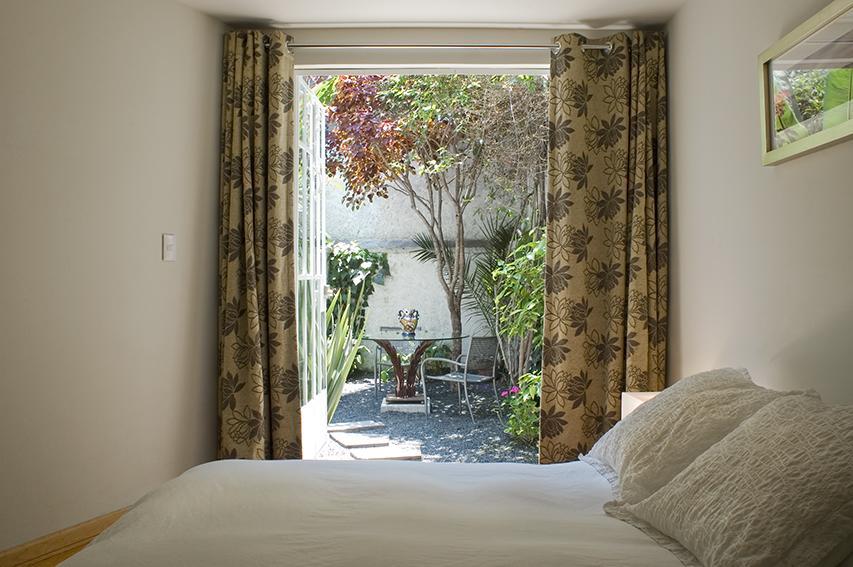 Habitación con cama grande