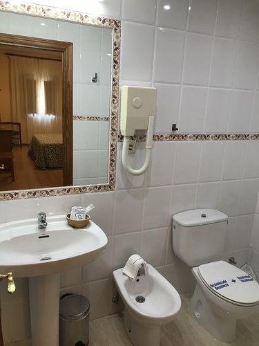 Large Single Room,670381104:JPEG
