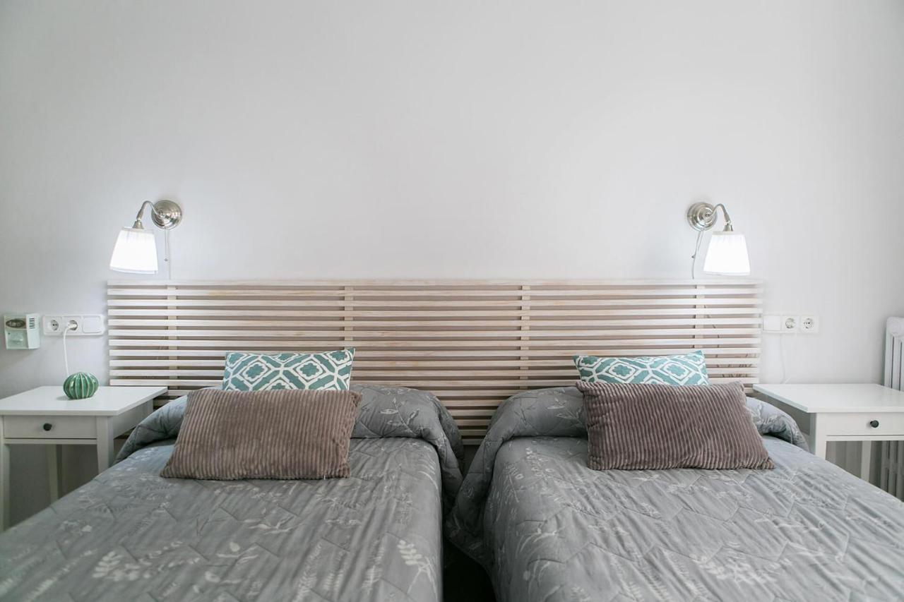 Exterior Twin Room with Shared Bathroom,766780630:JPEG