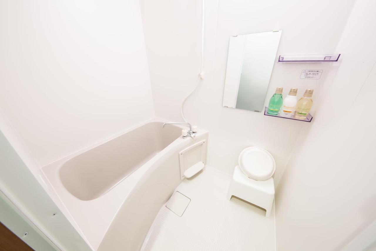 Petite Chambre Double avec Douche et Toilettes Communes