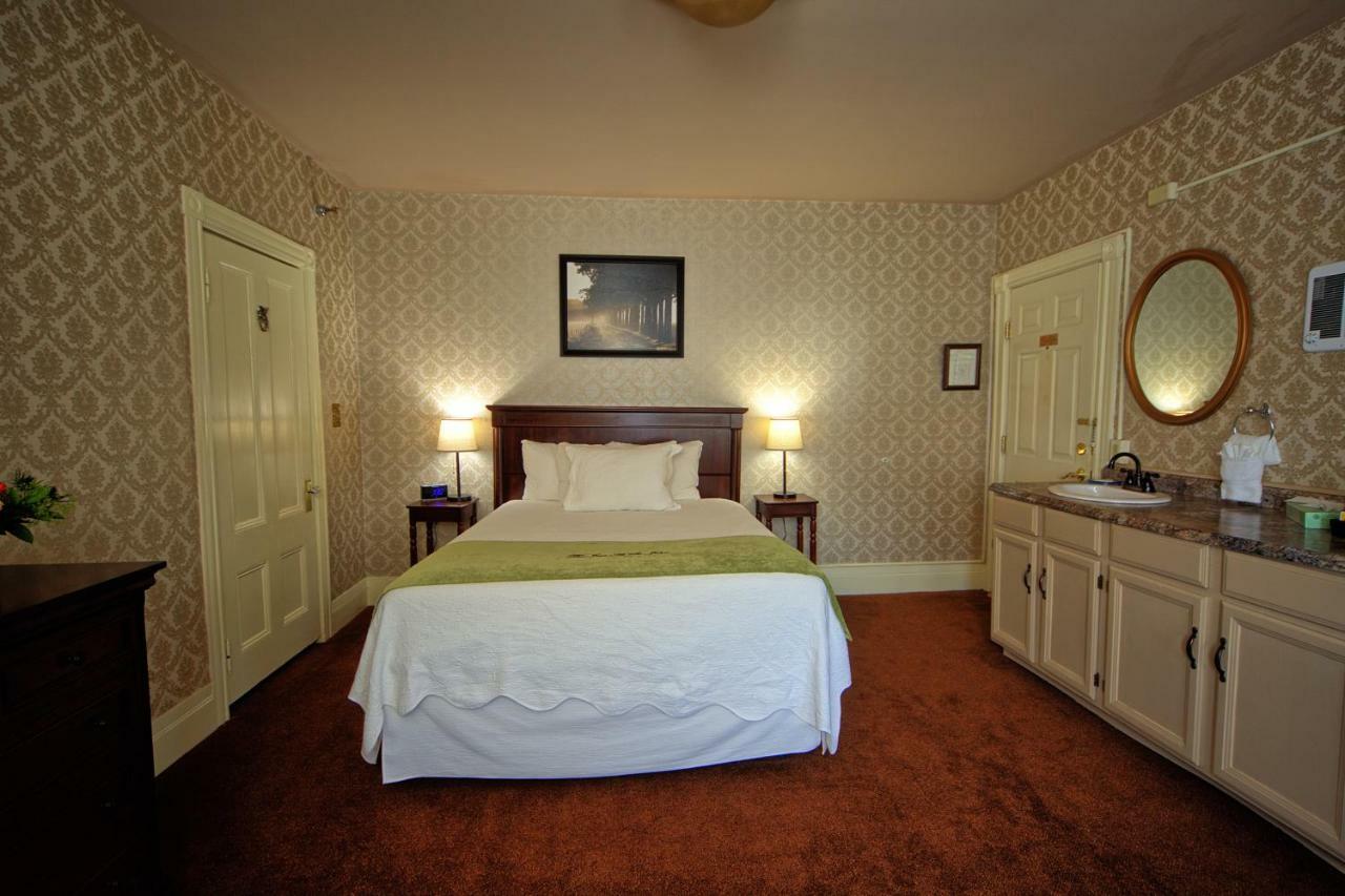 Queen Room External Private Bathroom
