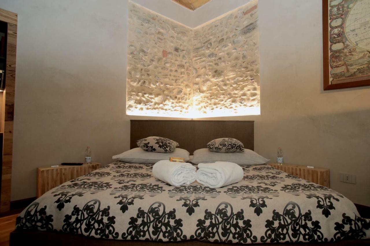 Deluxe Double Room Shower